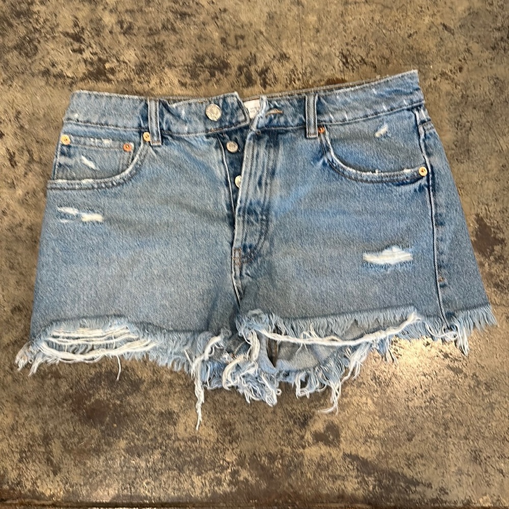 Zara Women’s High Rise Denim Shorts Frayed ripped detail frayed hem with buttons